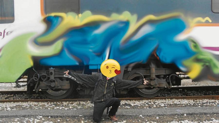 El grafitero, tras pintar y estampar su firma en un tren en la estación de Tarragona, un lugar donde antes actuaba con frecuencia. FOTO: dt