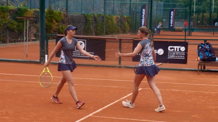 Las hermanas Ares y Aran Teixidó, del Club Tennis Tarragona, siguen adelante en dobles. FOTO: Sebas Veciana/CTT