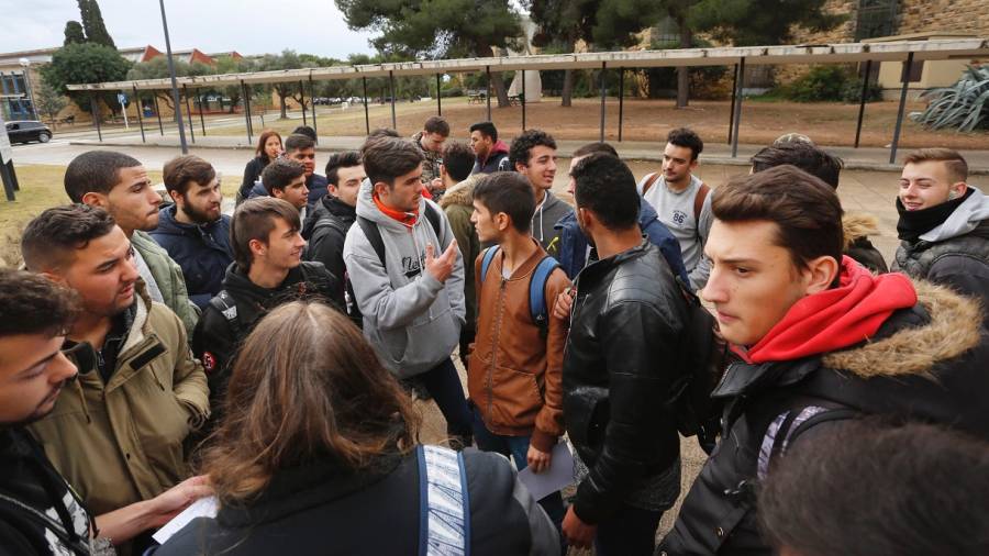Un grupo de alumnos, en la entrada el instituto después de la concentración. FOTO: Pere Feré