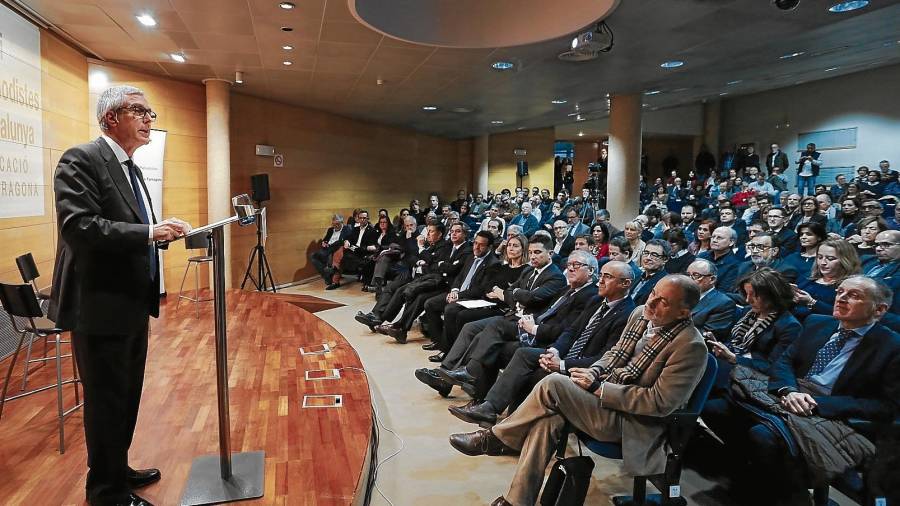 Los principales representantes de la sociedad civil, en una imagen de 2017 escuchando al alcalde Josep Fèlix Ballesteros. FOTO: Pere Ferré
