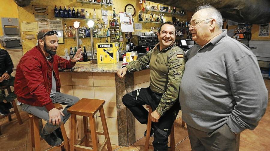 Vecinos de Bonavista que el 10-N votaron a Vox charlan en un bar. Foto: Pere Ferré