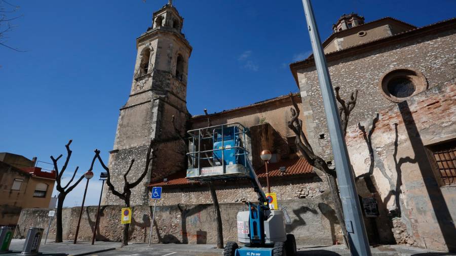 La iglesia de Constantí está vallada. FOTO: Lluís Milián