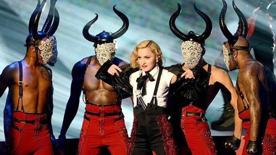 Los cuernos que lucieron los bailarines de Madonna en los Grammy de 2015. dt