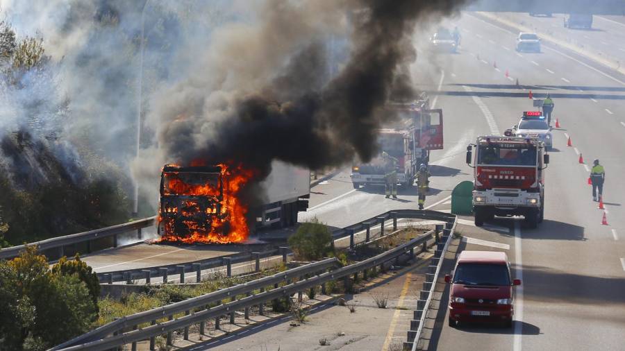 El camión ardiendo en la AP-7. Foto y vídeo: P. Ferré / S. Novo