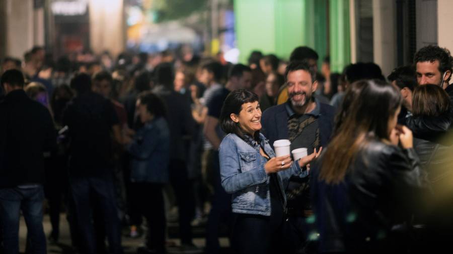 Jóvenes beben esta noche en la calle en la zona del Born, en el distrito de Ciutat Vella de Barcelona. Foto: EFE