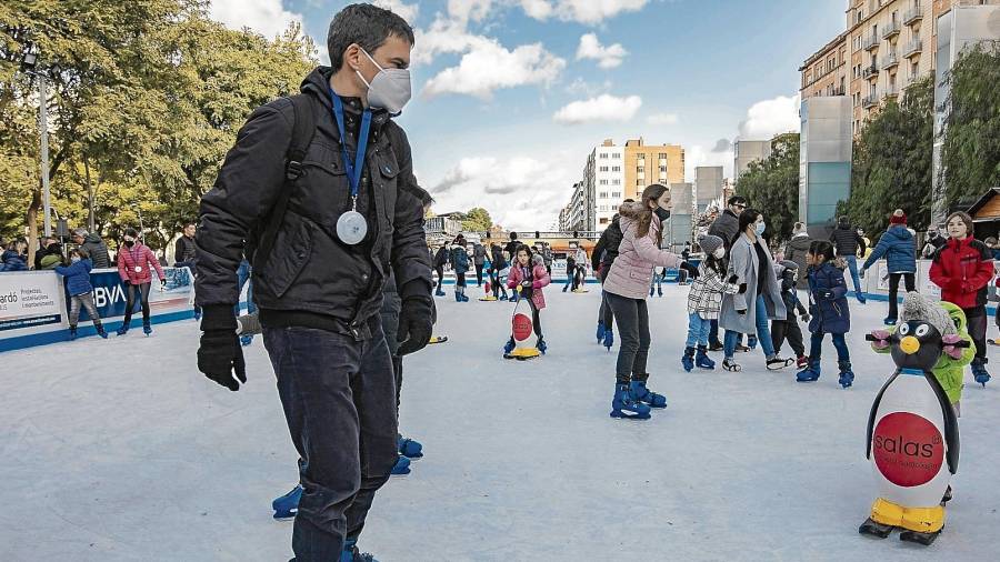 La pista de hielo instalada en la plaza de La Llibertat de Reus, días atrás. FOTO: ÀNGEL ULLATE