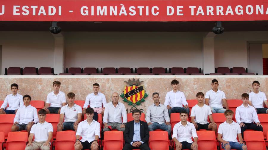 El Nàstic homenajeó a los actuales jugadores de la cantera que llevan más de diez años como grana en un gran gesto de club. FOTO: JC BORRACHERO/NÀSTIC