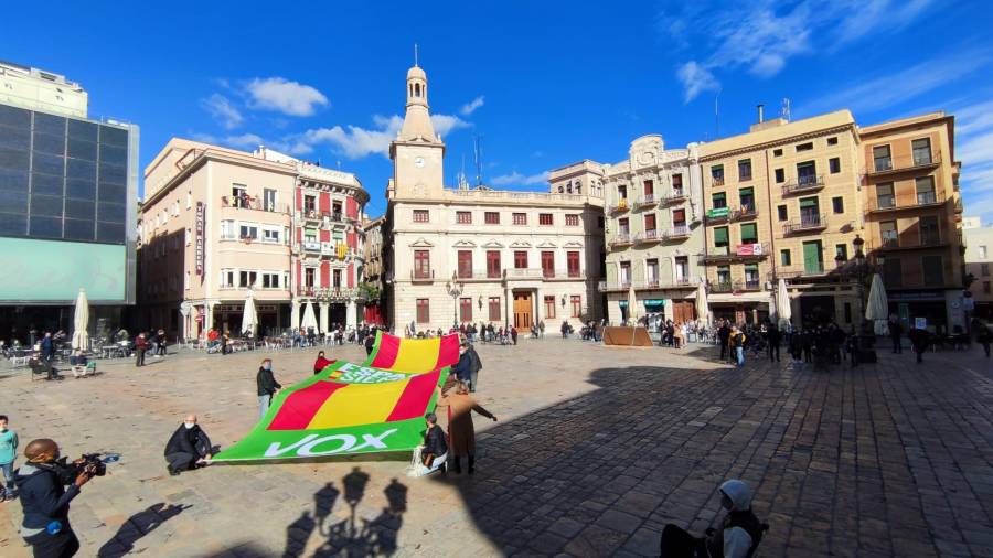 VOX ha desplegado una bandera de España en la plaza Mercadal. Foto: J.S: