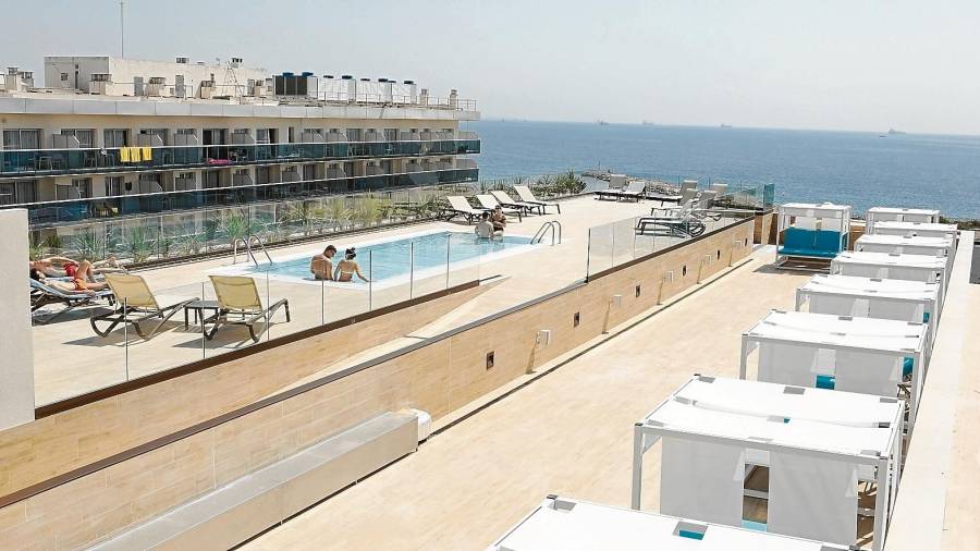 La parte superior del hotel cuenta con una piscina con excelentes vistas a la playa de La Pineda. FOTO: ALBA MARINÉ/DT