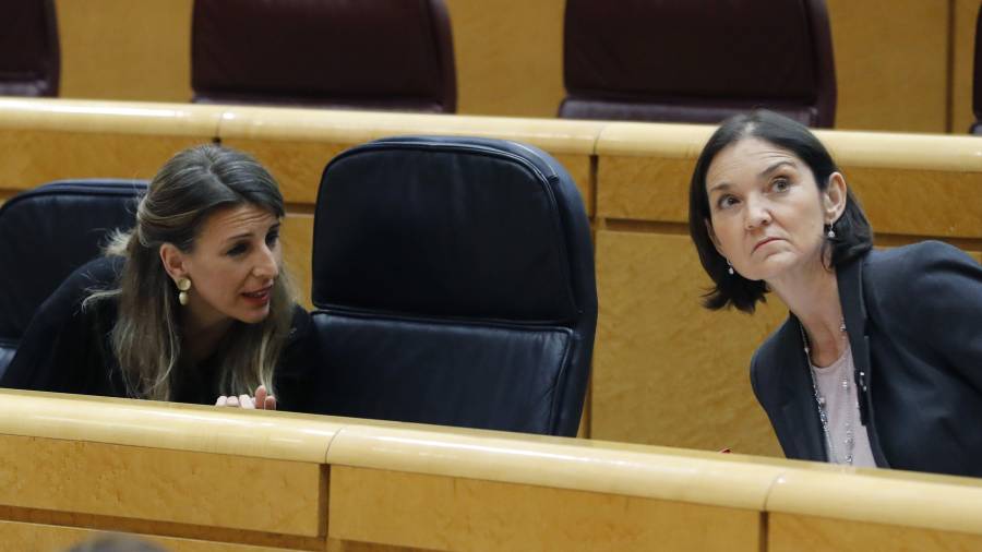 La ministra de Trabajo, Yolan-da Díaz (a la izquierda), y la titular de Industria. Reyes Maroto, en el Senado. FOTO: EFE
