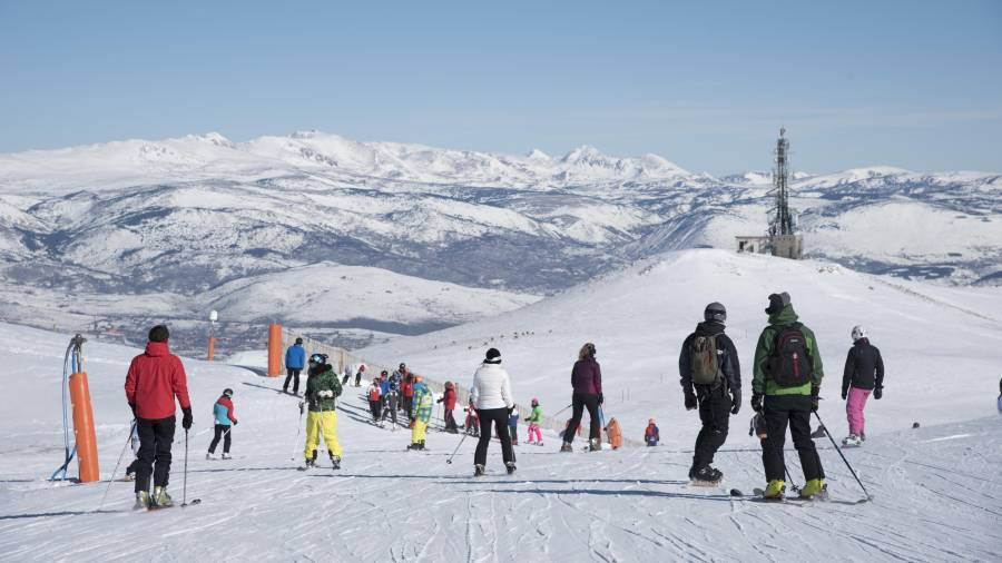 Imagen de la estación de esquí pirenaica de La Molina, llena de esquiadores durante la temporada de invierno. FOTO: CEDIDA