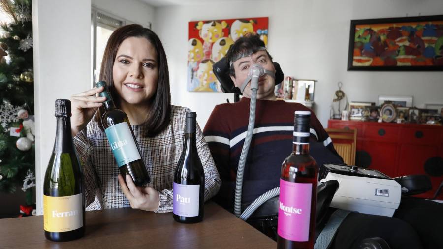 Gina Córdova y Pau Torres  en la sala de su casa con los vinos de Ilusión +. FOTO: PERE FERRÉ