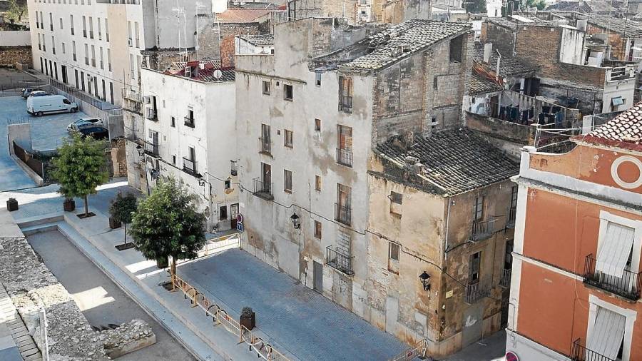 Imatge de la casa afectada, ubicada a la plaça Mossèn Sol, ahir. FOTO: Joan Revillas
