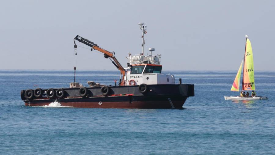 Aquesta barcassa ha col·locat al fons marí d'Altafulla els biòtops. FOTO: Lluís Milián