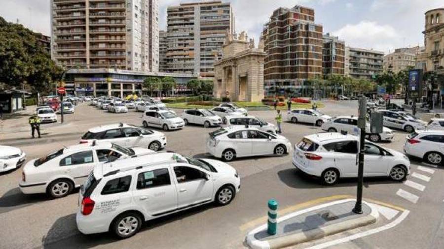 Protestas de taxistas en Valencia para reclamar al Ministerio de Fomento la modificación de la normativa para limitar el desarrollo de la actividad de las licencias de vehículo con conductor. EFE/Archivo.