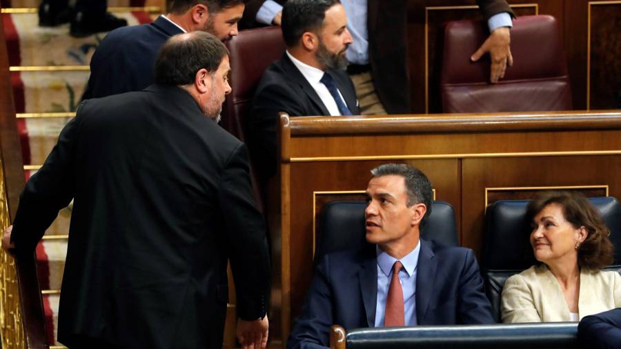Junqueras pasa por delante de Pedro Sánchez en el Congreso. EFE
