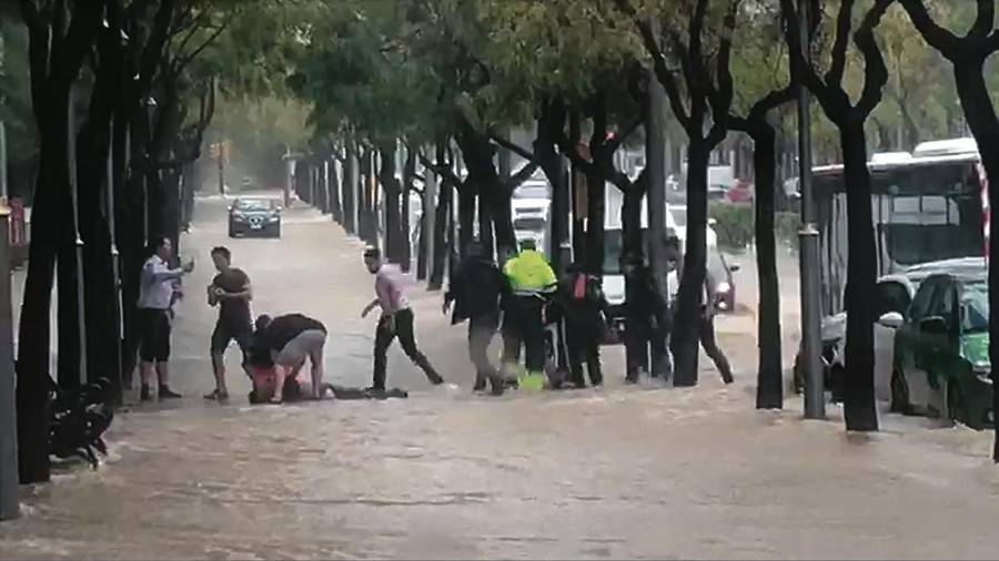 Carlos Rebenaquer intenta reanimar a una de las mujeres que habían quedado atrapadas bajo un coche en plena tormenta en Sant Pere i Sant Pau el 10 de octubre. foto: begoña esteban