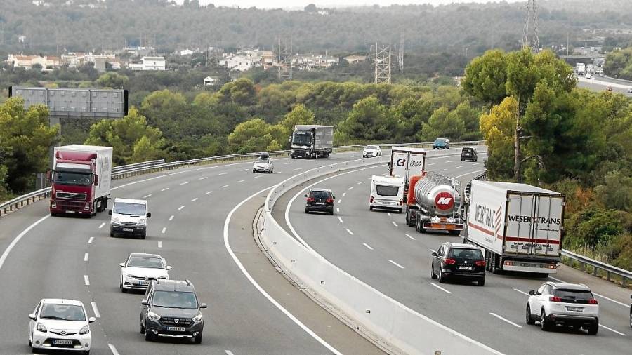 El tráfico de camiones por la autopista ha aumentado considerablemente en los últimos meses. FOTO: DT