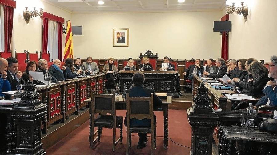 Imatge del ple que es va celebrar, ahir a la tarda, a la sala de plens de l’Ajuntament de Tortosa. FOTO: M. P.