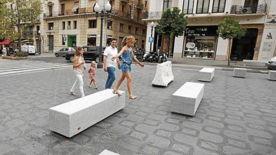 En julio, el Ayuntamiento de Tarragona empezó a sustituir los bolardos por bancos y dados. Foto: Pere Ferré