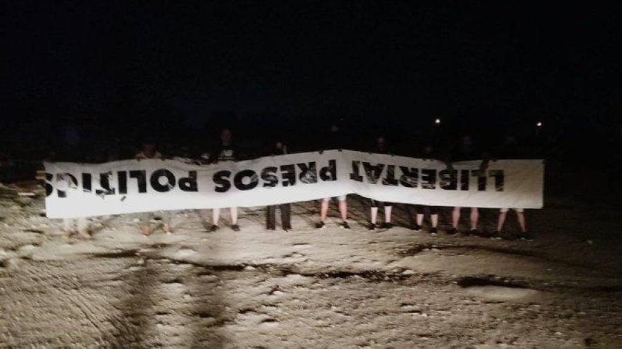Los miembros de Resistencia Alta Tabarnia con la pancarta arrancada. Foto: @TabarniaSur