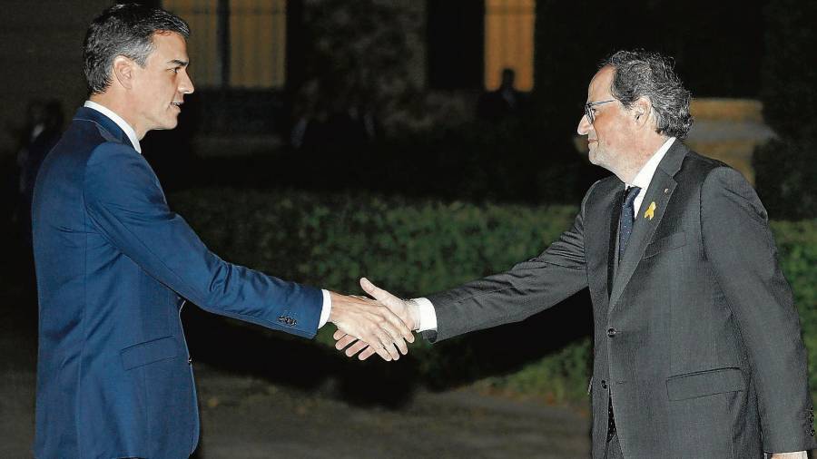 Sánchez y Torra se estrechan la mano el pasado 20 de diciembre antes de la reunión que mantuvieron en Barcelona. FOTO: EFE
