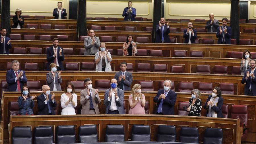 Un grupo de diputados aplaude, el pasado miércoles 10 de junio, el día que se aprobó en el Congreso el ingreso mínimo vital. FOTO: EFE