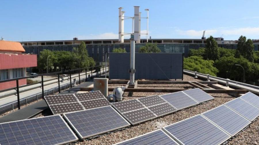 Panells solars a la teulada de les plantes pilot del campus Sescelades. FOTO: URV