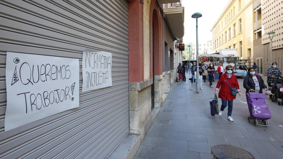Un negocio con la persiana bajada en la calle Lleida de Tarragona. FOTO: PERE FERRÉ