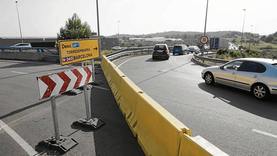 Imagen de la ‘barrera’ que rompe la circulación en la rotonda de acceso a Torredembarra. FOTO: Pere Ferré