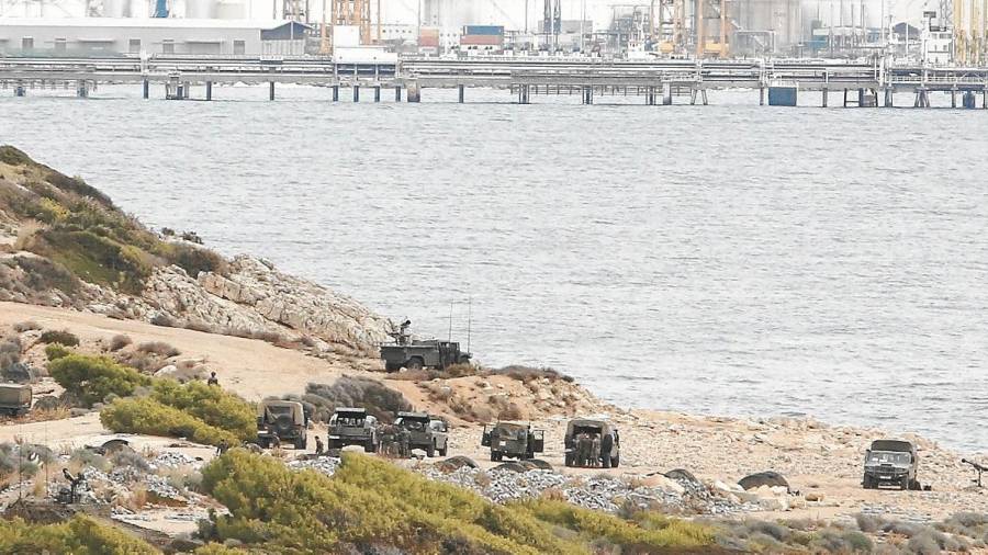 Vehículos militares ayer al mediodía tomando posiciones en la antigua cantera. FOTO: alba mariné