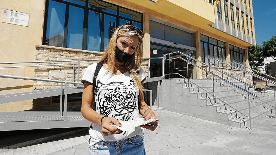 Silvina Pino, frente al edificio de la Jefatura provincial de Tráfico de Tarragona. FOTO: PERE FERRÉ