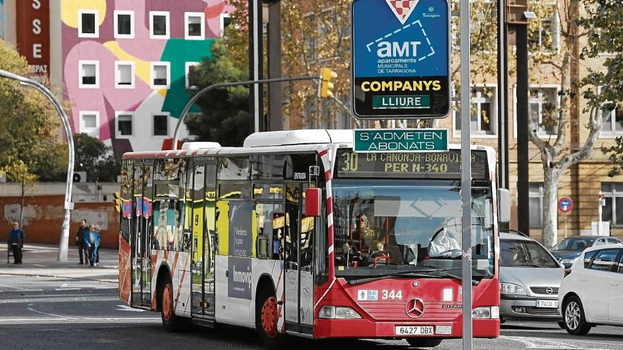 El Ayuntamiento prevé renovar la flota de autobuses a lo largo del próximo año con una inversión de un millón de euros. FOTO: PERE FERRÉ