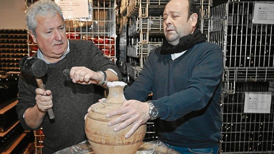 Fernando Zamora, director de la bodega experimental Mas dels Frares, y Jordi Diloli, director del grupo de investigación GRESEPIA, abren la primera jarra de vino de la cosecha 2019. FOTO: Alfredo González