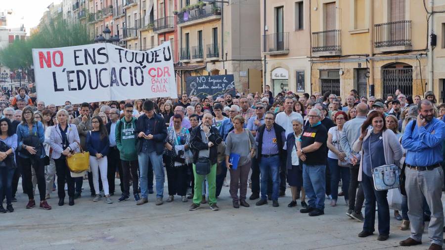 La comunidad educativa, concentrada ayer en la Plaça de la Font de Tarragona. FOTO: Lluís Miliań