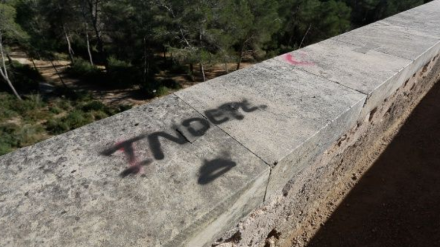 Pintada con espray en el Pont del Diable de Tarragona. FOTO Fabián Acidres