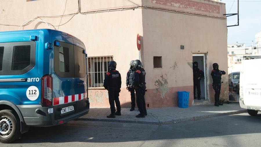 Operatiu dels Mossos i la Policia Local. Foto: Joan Revillas