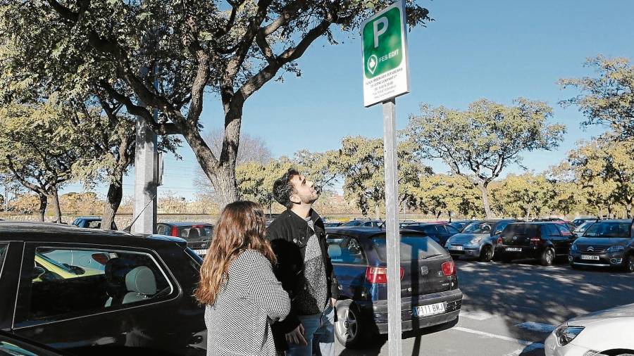 Los aparcamientos de la URV tienen plazas reservadas para aquellos estudiantes que comparten coche. FOTO: alba mariné.