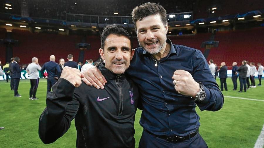 Jesús Pérez y Mauricio Pochettino celebraron el pase a la final del Tottenham en el césped del Johan Cruyff Arena. FOTO: Twitter