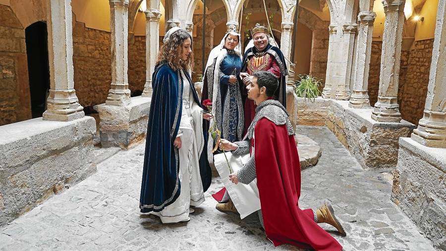 Imatge d'aquest diumenge a l’antic hospital de Santa Magdalena amb els quatre protagonistes de la 32a Setmana Medieval de Montbanc. FOTO: Alba Tudó