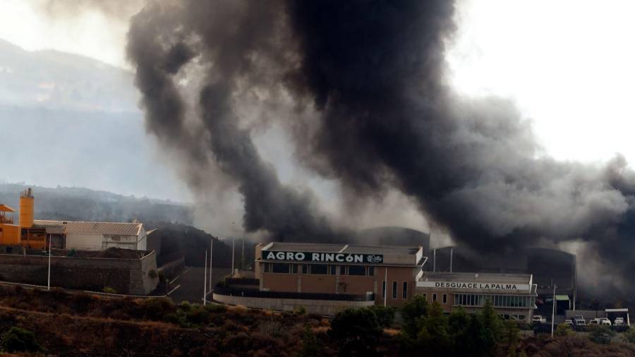 Imagen del incendio de la fábrica de cemento. EFE