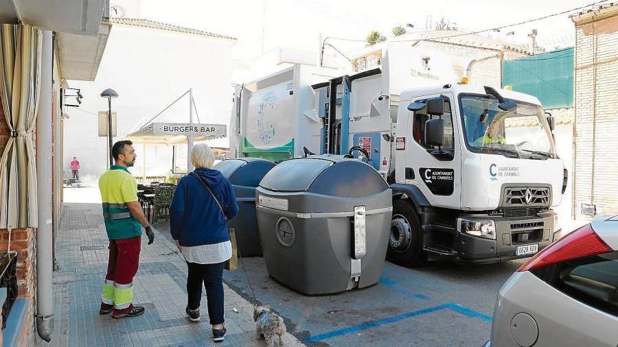 Los trabajadores de Secomsa recogen las basuras de la calle Roger de Flor, en el barrio del puerto cambrilense. FOTO: Alba Mariné