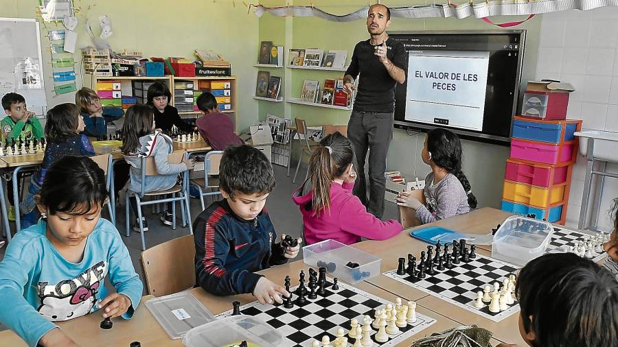 Alumnos de la escola La Vitxeta de Reus aprenden conceptos básicos a través del ajedrez. Foto: Alfredo González