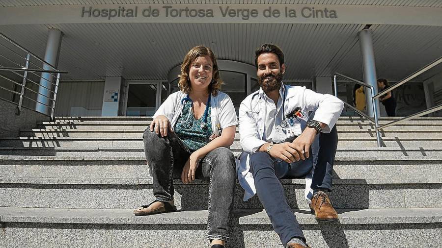 Laia Ferrer, resident de pediatria, i Mariano de la Torre, resident de medicina familiar i comunitària, a les portes de l’hospital tortosí. FOTO: Joan Revillas