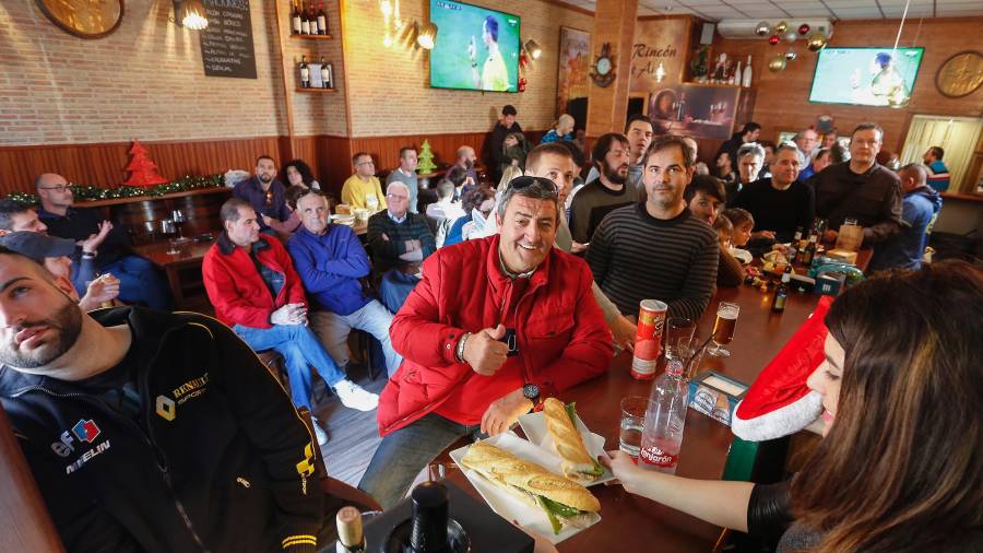 Aficionados del Barça y del Madrid siguen el partido y comen en El Rincón de Ani, bar de Sant Pere i Sant Pau. Foto: Pere Ferré