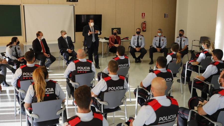 Imagen en la que se ve al conseller Elena dando la bienvenida a los nuevos efectivos del cuerpo de seguridad autonómico. FOTO: PERE FERRÉ