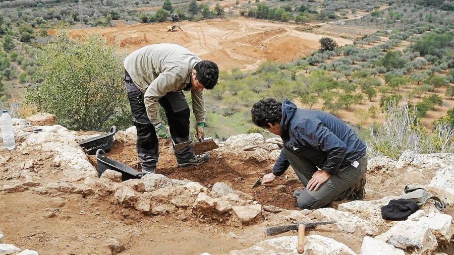Imatge de dos arqueòlegs treballant en el jaciment del municipi d’Ulldecona. FOTO: GRAP
