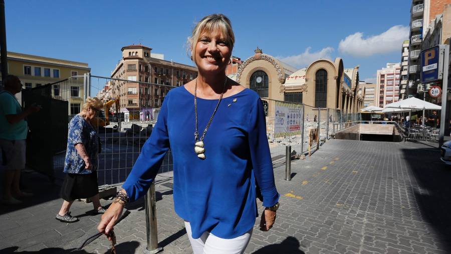 Elvira Ferrando, este lunes, en el entorno del Mercat Central antes de la entrevista con el ‘Diari de Tarragona’.