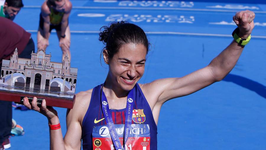 Marta Galimany, con el trofeo de vencedora que le entregaron nada más cruzar la meta del maratón de Sevilla. FOTO: Diario de Sevilla