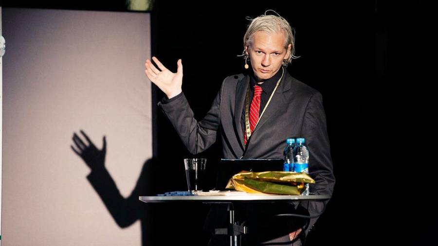 Julian Assange durante una conferencia
